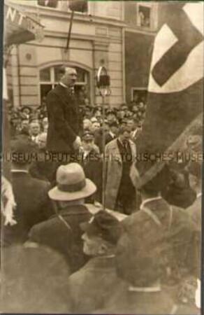 Adolf Hitler bei einer Kundgebung vor dem Hotel "Elefant" in Weimar