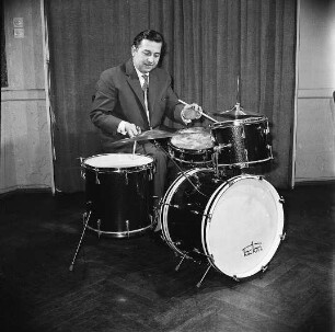 Markneukirchen : Musikinstrumentenbau Markneukirchen. Schlagzeuger an Drums der Marke Tacton Markneukirchen