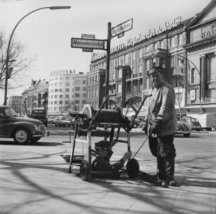 Ecke Meinekestraße. Kanalarbeiter mit Seilwinde zum manuellen oberirdischen Ziehen eines Kanalgerätes, Kanalarbeiter mit Seilwinde, Berlin, um 1965,