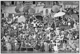 Varanasi. Menschen am Ghat