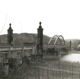 Eisenbahnbrücke über die Elbe. Schrägansicht von Südost : Bad Schandau. Eisenbahnbrücke über die Elbe (1874-1877; Baurat Hofmann; Königin-Marien-Hütte ; Ersatzneubau 1985-1990). Schrägansicht von Südost