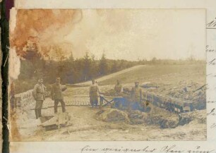 Foto von Soldaten bei der Herstellung von Backsteinen im Felde