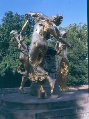 Mozartdenkmal mit Wasserbecken (Mozartbrunnen). Bronze, Muschelkalkstein (Rekonstr. 1991; E. Wolf, O. Penseler nach Orig. 1907; H. Hosaeus/Nachguß Kunstgießerei Lauchhammer). Dresden, Bürgerwiese