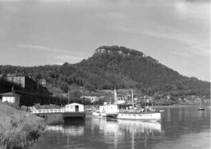 Königstein (Sächsische Schweiz). Schaufelraddampfer "Krippen" an der Anlegestelle. Blick gegen die Festung