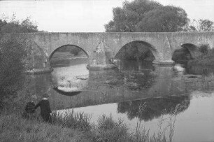 Pfünz: alte Steinbrücke über die Altmühl