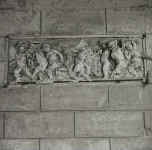 Relief "Putten mit Wagen" : Relief "Putten mit Wagen". Kohren-Sahlis, Herrenhaus des Gutshofes Rüdigsdorf, Gartenseite