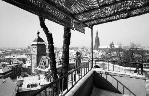 Freiburg: Blick vom Greifenegg-Schlössle auf Schwabentor und Münster, Vordergrund Strohdach der Terrasse