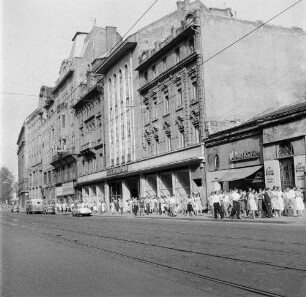 Budapest. Geschäftsstraße in der Innenstadt mit Passanten und Wohn- und Geschäftshäusern