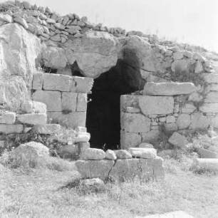 Santorini, griechische Insel der Kykladen im Ägäischen Meer, in der Antike Thera, Eingang zur Kulthöhle in der Dorerstadt