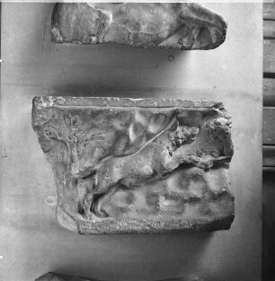 Fragment eines Sarkophages mit den Taten des Herkules: Hund greift Löwen an