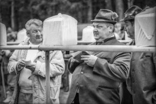 Finkenmanöver in Benneckenstein, Ostharz, 20.05.1991. Die Finken sitzen einzeln in verkleidetetn Käfigen und singen um die Wette. Wer am Längsten schlägt, wird von einer Jury zum Sieger erklärt. - Anschließend gibt es am Waldrand noch eine kleines Volksfest mit Marschmusik und Lagerfeuer