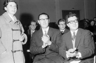 Donaueschingen: Donaueschinger Musiktage; zwei Komponisten klatschen für Hans Rosbaud, Luciano Berio
