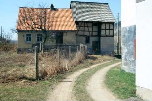Anwesen mit Wohnhaus und Scheune im Dorfrandbereich