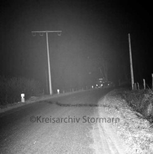 Unfall: Sülfelder Straße: Verkehrsunfall: verunglückter Pkw an Baum: Blick auf Unfallstelle: hinten rechts Polizeifahrzeug: Nacht