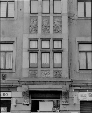 Dresden-Trachau, Leipziger Straße 153-155. Doppelwohn- und Geschäftshaus (1896; E. Rösler). Erker, Nr. 153
