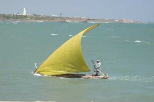 Indien. Tamil Nadu, Peikulan, Fischerboot mit Segel