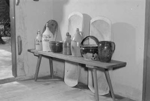 Spreewaldmuseum Lehde. Tonkrüge und Holztröge : Muzej pod hołym njebjom na Lědach. Nutřkowna nadoba, hlinjane sudobja a drjewjane korta : Lehde / Lědy