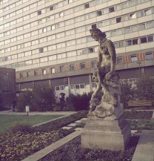 Dresden. Touristengärten zwischen den Interhotels mit Skulpturen