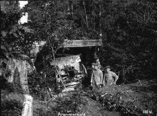 Erster Weltkrieg : Soldaten mit Kanone in einem Unterstand im Wald
