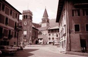 Pieve di Cadore: Marktplatz mit Türmen