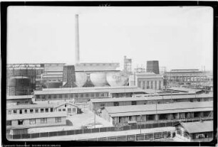 Me Gesamt, Blick von Bau Me 24 Verwaltungsgebäude und Laboratorium, Me 3 Dampfkesselhaus, Me 22 Büro, Lager, Aufenthaltsraum und Laboratorium, Me 26 Bürogebäude, Me 45 Kompressorenbau, Me 77 Spenglerwerkstätte, Me 103 Dampfkesselhaus, Me 110 Lager für Baumaterialien und Baumaschinen, Me 148, 149 Kühlwerk, Me 225 Technikum, Me 246 Kompressorenbau, Me 505, 506 Gasbehälter, Me 531, 532, 533, 535 Behälter, Me 686 Abort, Me 701 Büro und Laboratorium, Me 702 Werkstätte