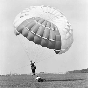 Drachenschirmgleiten auf dem Flugplatz Forchheim.