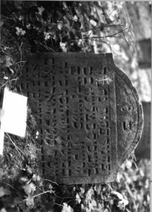 Grabstein 186 (Index: 99803239) Material: Sandstein Zustand: eingesunken Maße HxBxT: 38x56x10 cm Beschreibung: Stele mit Karniesbogen und Inschriftenfeld: Grabstein 186