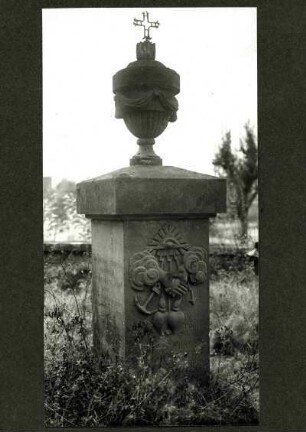 bei Dahn, alter Friedhof, Grabstein mit Urne, 1822