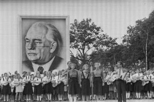 Pionierrepublik "Ernst Thälmann" in Wuhlheide : Musikalische Darbietung eines Ensembles