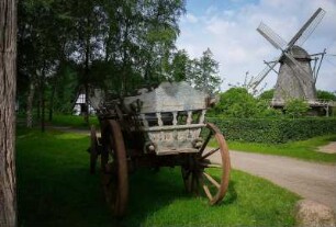 Deutschland. Niedersachsen. Cloppenburg. Museumsdorf. Freilichtmuseum. Alter Holzwagen und Kappenwindmühle