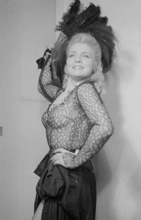 Szenenbilder aus der Operette "Die Dubarry" von Karl Millöcker und Theo Mackeben am Metropol-Theater Berlin