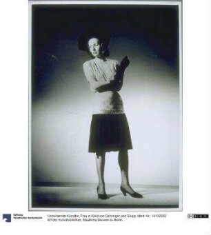 Frau in Kleid von Gehringer und Glupp
