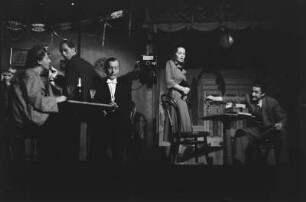Szenenbilder aus dem Stück "Ein Leben lang" von William Saroyan im Schlossparktheater Berlin-Steglitz