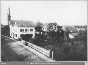 Frauenheim "Elisabethenhof" in Eckenheim, im Hintergrund Kirche Herz Jesu