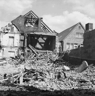 Firma Carl Hoffmann: Hindenburgstraße: Elektrohandel: Abriss der alten Gebäude: Rückfront: vorn Bauschutthaufen: dahinter teilweise abgerissene Gebäude: 24. Mai 1968