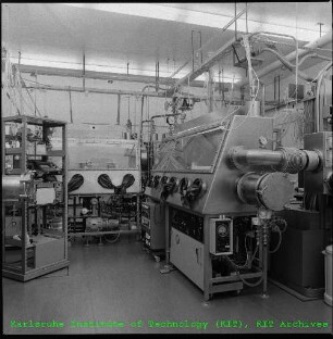 Blick auf Gloveboxen des Plutonium(Pu)-Karbid-Labors am Institut für Material- und Festkörperforschung III (IMF III)