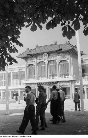 Außenansicht des chinesischen Pavillons auf der Leipziger Herbstmesse 1954