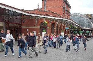 Windsor bei London - Schülergruppe : Der historische Bahnhof von Windsor wurde zu einer Ladenzeile umgebaut, Schülergruppe, aufgenommen am 15. Mai 2006