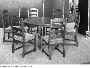 Eßtisch mit sechs Stühlen (Stuhl mit gepolsterter Sitzfläche) (1981; VEB Stilmöbel Barchfeld)