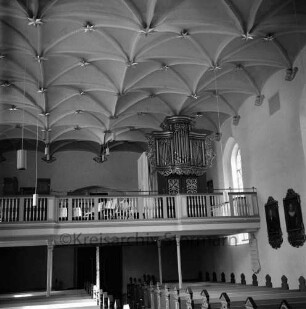 Schlosskirche: Innenaufnahme: Blick auf Empore und renovierte Barockorgel