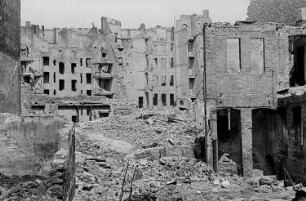 Aufnahmen vom Dreh des ersten deutschen Trümmerfilms "Die Mörder sind unter uns" durch die DEFA