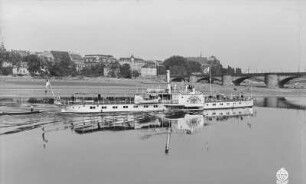 Elbedampfer Karlsbad : Blick vom Altstädter Ufer über die Elbe mit Personen-Seitenraddampfer "Karlsbad" (1898, Werft Blasewitz)