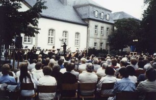 Detmolder Sommer 1984 / Musikveranstaltung im Schlossgarten. Detmold. Schlossplatz. Papierabzug