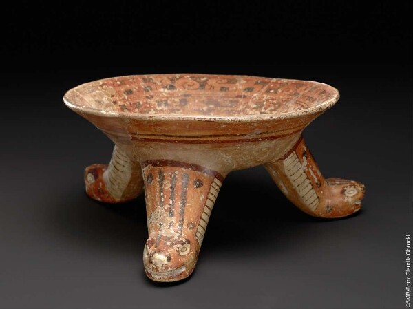 Tripod bowl made of clay