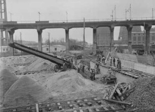 Industrie-Kraftwerk. Gleisbaustelle. Verlegung eines Werkgleises (sogenanntes BBS-Gleis) unter der Brücke der elektrifizierten Grubenbahn (für Kohletransport) : Lauta (Niederlausitz). Industrie-Kraftwerk. Gleisbaustelle. Verlegung eines Werkgleises (sogenanntes BBS-Gleis) unter der Brücke der elektrifizierten Grubenbahn (für Kohletransport)