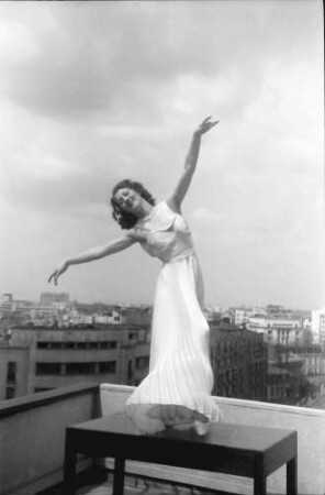 Bukarest: Colorado: Maria Livezeanu: Tanzstudien auf der Terrasse, Victoria Versicherungsgebäude, allein auf Tisch