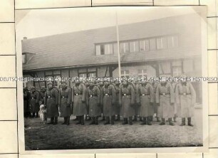 Angehörige der Ordnungspolizei mit Marschgepäck erhalten den Marschbefehl ?