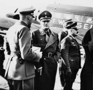 Reichsleiter Rosenberg auf dem Nürnberger Flughafen