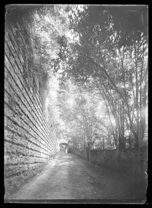 Weg entlang der Burgmauer