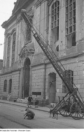 Aufräum- und Wiederaufbauarbeiten in Dresden : Aufräumarbeiten an der Dreikönigskirche